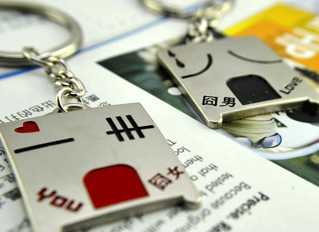 軟膠情侶鑰匙扣獲取她的芳心